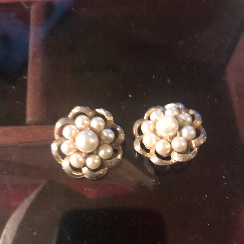 Vintage 1960’s clip on Coro faux pearl earrings. Very good condition